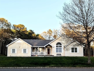 6 Susan Ln, Middle Island, NY 11953