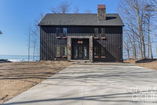 2578 Lakeshore Dr, Fennville, MI 49408