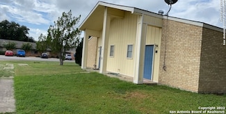 657 W 4th St Unit 4, Yorktown, TX 78164