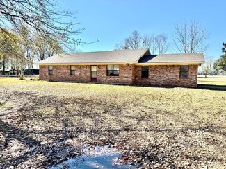 1018 Sis Hobson Rd, Hattiesburg, MS 39401