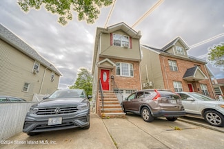 32 Walker St, Staten Island, NY 10302