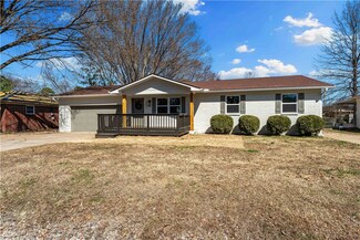 207 SE 12th St, Bentonville, AR 72712