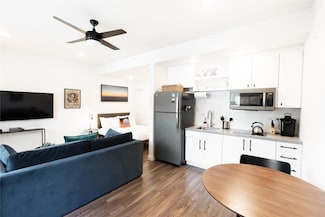 49 Navasota St Unit 102, Austin, TX 78702