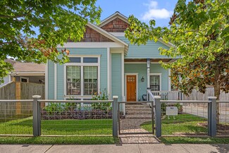 907 Walton St, Houston, TX 77009