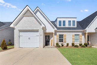 525 Cloverdale Dr, Auburn, AL 36830
