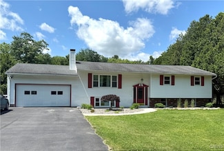 9 Homestead Rd W, Clinton, NY 13323