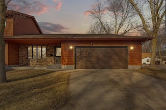 921 Queen Ave N, Glencoe, MN 55336