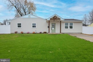 30 Mistletoe Ln, Levittown, PA 19054