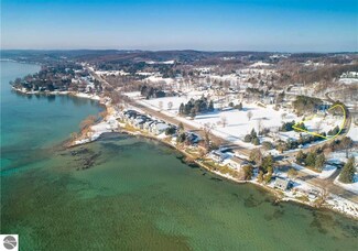 5545 S Spyglass Ridge Dr, Suttons Bay, MI 49682