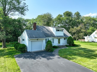 26 Seminole Cir, West Hartford, CT 06117