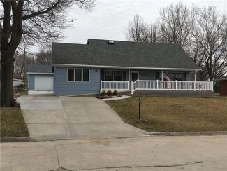 325 Fleming Rd, Carlisle, IA 50047