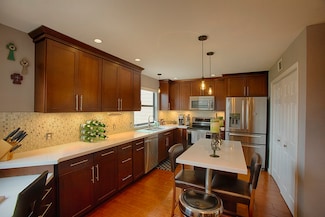 907 Davis Rd, League City, TX 77573