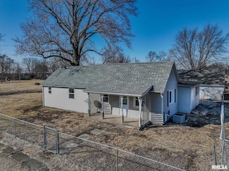 500 W Warren St, Avon, IL 61415