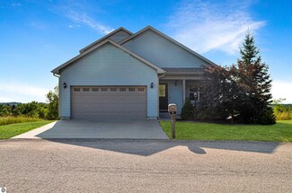 564 Kingsley Ridge Dr, Kingsley, MI 49649