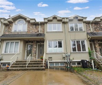 42 Calvanico Ln, Staten Island, NY 10314