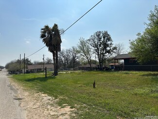 921 Block St, Floresville, TX 78114