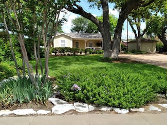 406 N Adams St, Fredericksburg, TX 78624