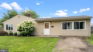 51 Tall Pine Ln, Levittown, PA 19054