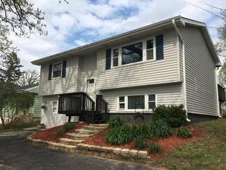 5802 N Woodland Dr, McHenry, IL 60051