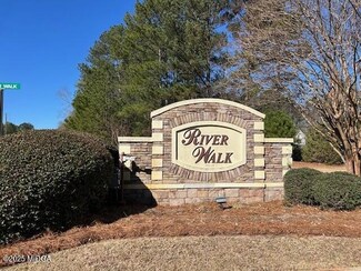 158 Rivers Edge Dr, Forsyth, GA 31029