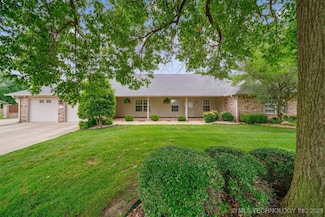 625 Grove Crest Rd, Pryor, OK 74361