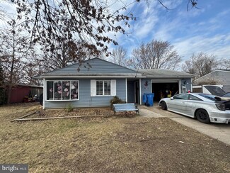61 Orangewood Dr, Levittown, PA 19057