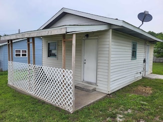 609 W Craig St, Stockton, MO 65785