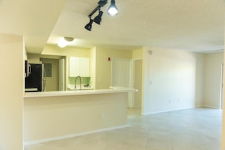 2600 S University Dr Unit 211, Davie, FL 33328