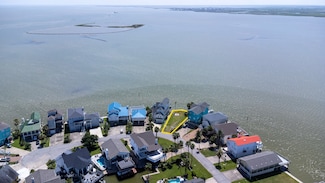 135 Isles End Rd, Tiki Island, TX 77554