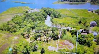 90 Point Rd, Riverhead, NY 11901