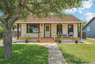714 N Esplanade St, Karnes City, TX 78118