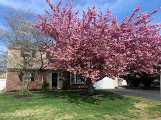 31 Peachtree Rd, Oakhurst, NJ 07755