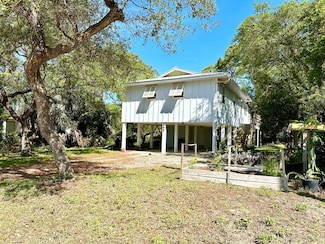 865 W Pine Ave, Eastpoint, FL 32328