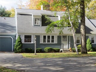79 Applegate Ln, Falmouth, ME 04105