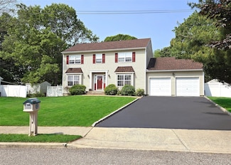 54 Gatelot Ave, Ronkonkoma, NY 11779