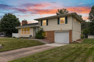 2044 Copper Ln, Saint Paul, MN 55122