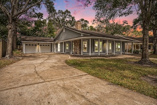 605 Kings Ct, Dickinson, TX 77539