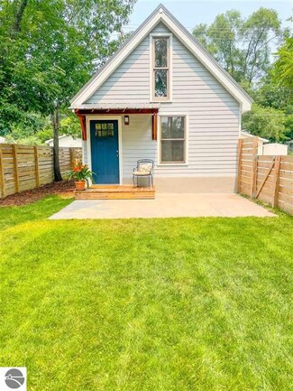 827 E Eighth St, Traverse City, MI 49686