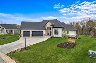 W275S3761 Legend Clubs Ct, Waukesha, WI 53189