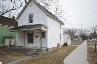 1002 Lincoln St, Traverse City, MI 49686