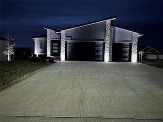 15401 Springbrook Trail, Urbandale, IA 50323