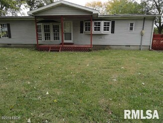 511 N Collins St, Carlyle, IL 62231