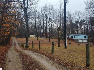 1236 E Tamarack Rd, Edmore, MI 48829