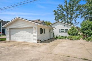 8056 E North Rd, Syracuse, IN 46567
