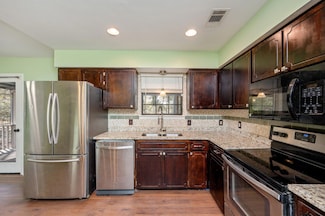 969 Dixie St, Crestview, FL 32536