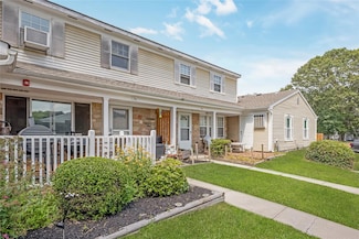 5 Valley Forge Ct, Ridge, NY 11961
