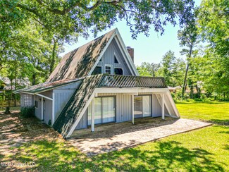 5584 Diamondhead Dr E, Diamondhead, MS 39525