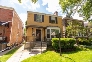 2819 W Sherwin Ave, Chicago, IL 60645