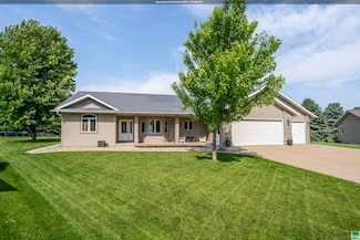 137 9th Street Cir NE, Sioux Center, IA 51250