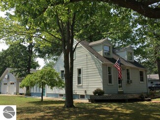 868 Carver St, Traverse City, MI 49686